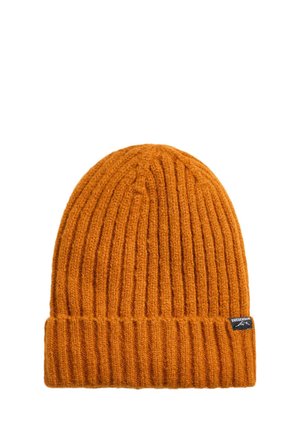 Bonnet tricoté côtelé orange avec revers plié et petite étiquette noire sur le revers.