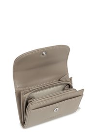 Kleine beige leren portefeuille opengevouwen om de ritsvak voor munten en het drukknoopvak te tonen, met het merkteken in reliëf op de voorflap.