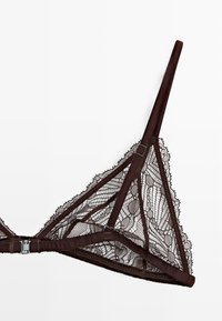 Braunspitzen-Bralette mit dreieckigen Tassen, verstellbaren Trägern und einem silbernen Hardware-Detail, verziert mit einem aufwendigen floralen Spitzenmuster entlang der Ränder.