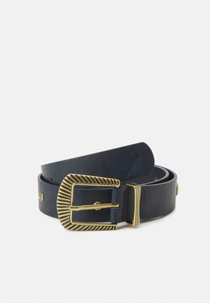 Donkerblauwe leren riem opgerold, met een gestructureerde gesp in goudkleur en een bijpassende lus met decoratieve klinknagels langs de band.