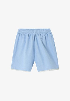 Gaiši zilas elastīgas vidukļa šorti ar mežģīņu apdari malās, attēloti plakani uz balta fona.