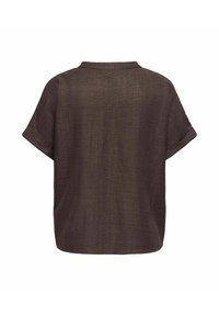 Bruin shirt met korte mouwen, losse pasvorm, omgeslagen manchetten en een eenvoudige kraag, vanaf de achterkant getoond op een witte achtergrond.