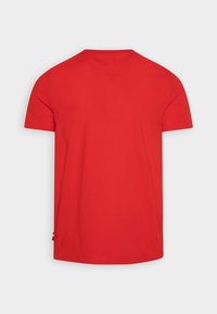 T-shirt in cotone rosso con collo rotondo, maniche corte e fondo dritto; texture liscia; senza pattern o accenti visibili.