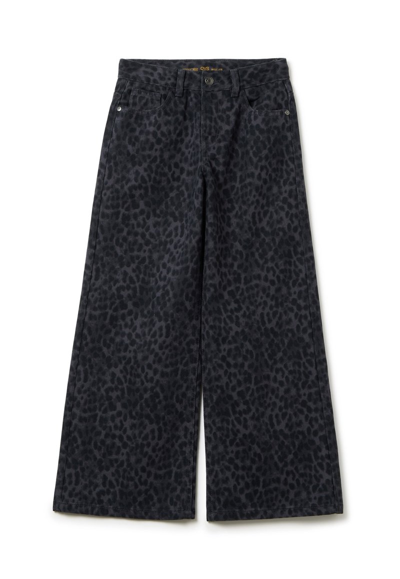 Pantalones negros de pierna ancha con un sutil patrón de leopardo. Fabricados en una tela suave con un diseño clásico de 5 bolsillos y cremallera.