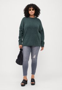 Vero Moda Curve VMCBOOM O NECK - Jersey de punto - balsam green melange