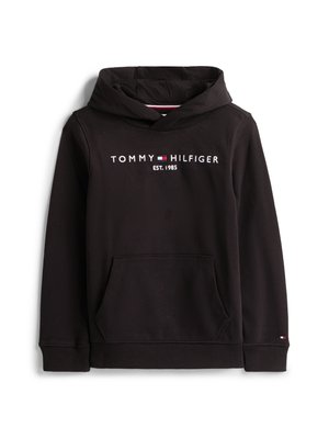 Schwarzer Hoodie mit einer Kapuze und einer Fronttasche, versehen mit dem Schriftzug "TOMMY HILFIGER EST. 1985" in weißem Text. Das Design beinhaltet eine klassische Kapuze und gerippte Bündchen.