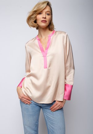 Emily van den Bergh, Blouse - sand