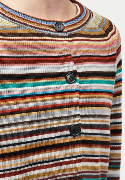 Πολύχρωμο ριγέ ζακέτα με οριζόντιες γραμμές σε κόκκινο, καφέ, κίτρινο και τιρκουάζ, με στρογγυλή λαιμόκοψη και τρία μαύρα κουμπιά.