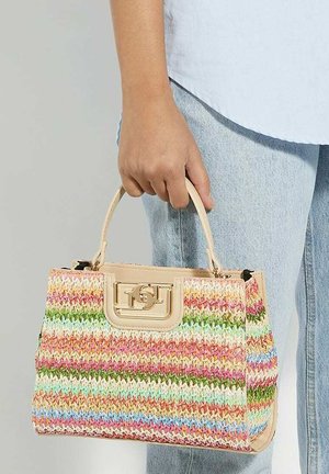 Geweven handtas met meerkleurige strepen in roze, blauw, groen en crème; heeft een gouden logo-sluiting en crème handvatten.