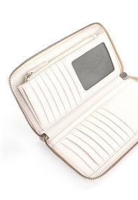 Portafoglio bianco in pelle con diversi scomparti per carte, compartimento con cerniera e finestra trasparente per l'ID. Finitura testurizzata e dettagli in cerniera argentata.