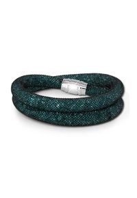 Bracelet tressé en maille vert foncé, avec un fermoir en argent brillant. La texture présente un motif en diamant, renforçant la profondeur visuelle.