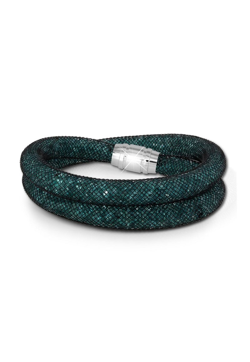 Bracelet tressé en maille vert foncé, avec un fermoir en argent brillant. La texture présente un motif en diamant, renforçant la profondeur visuelle.