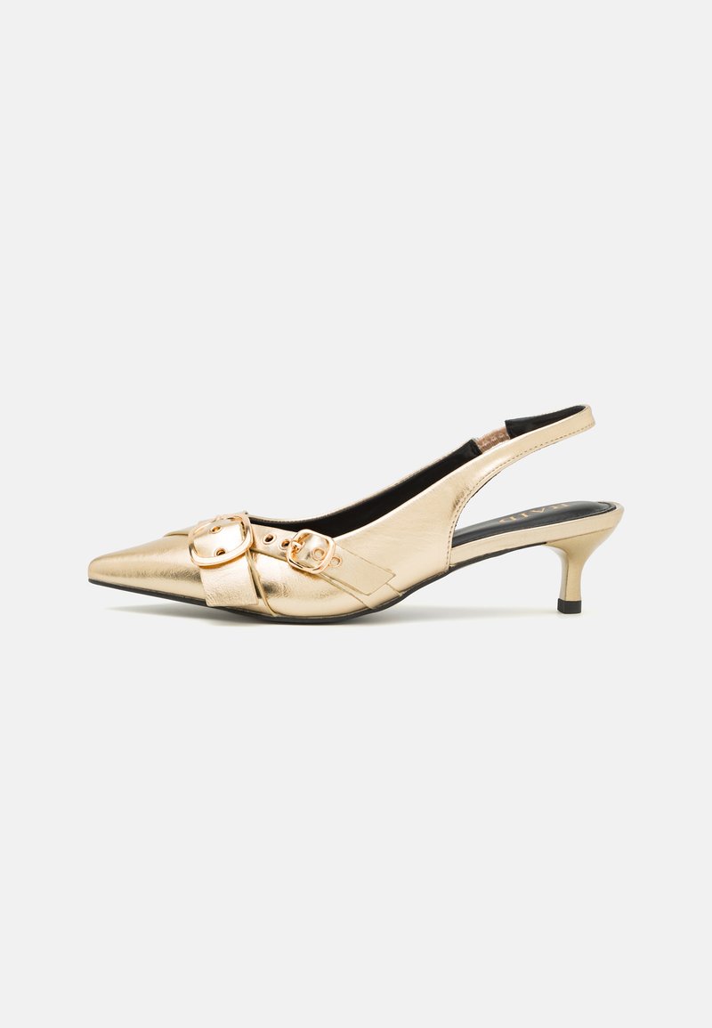 Zlaté kožené lodičky na slingback s špičatou špičkou, malým podpatkem a dvěma přezkami na vředu. Hladká textura, elegantní design.