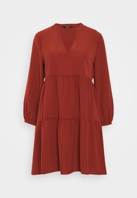 Robe rouge à niveaux avec des manches longues, décolleté en V, tissu froncé et coupe décontractée. Fabriquée en matériau lisse et léger.