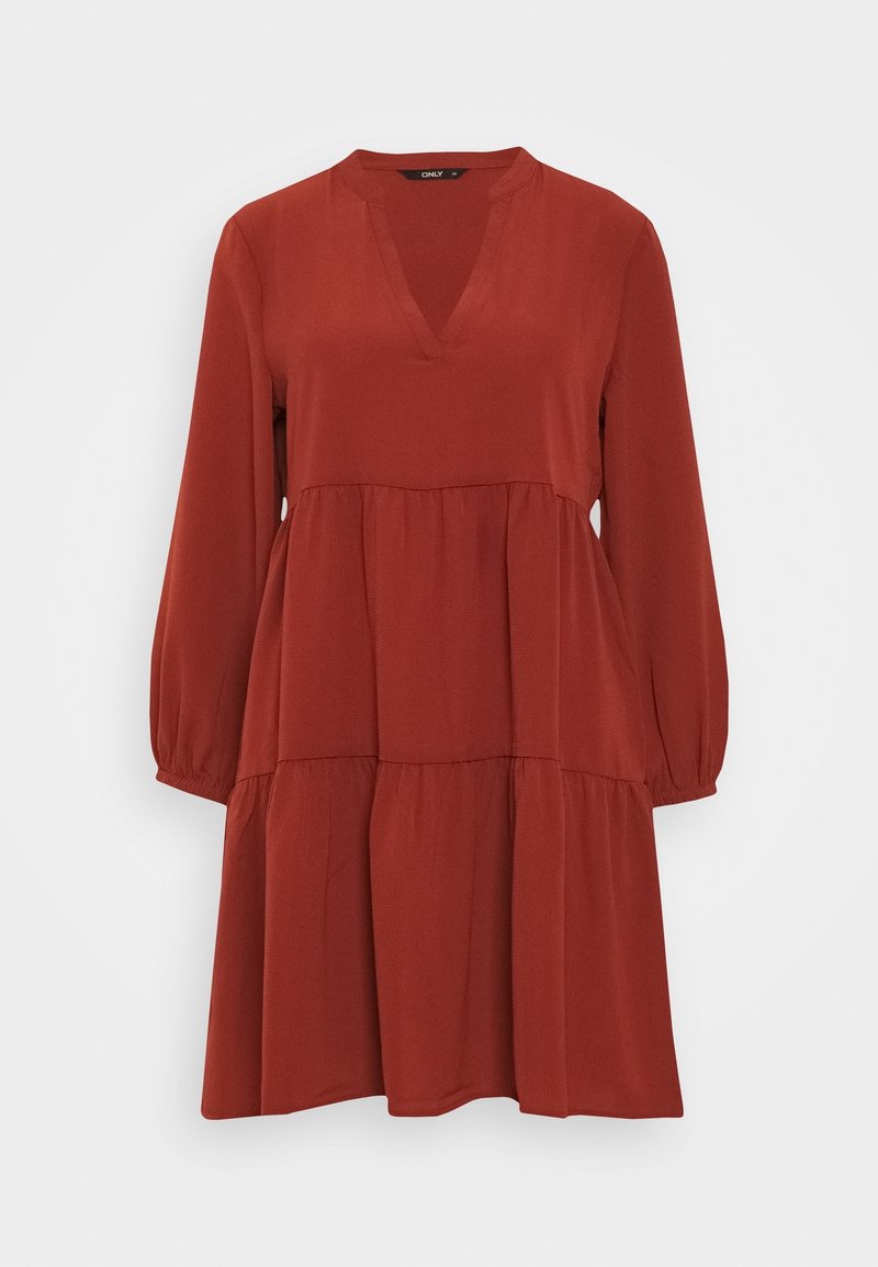 Robe rouge à niveaux avec des manches longues, décolleté en V, tissu froncé et coupe décontractée. Fabriquée en matériau lisse et léger.