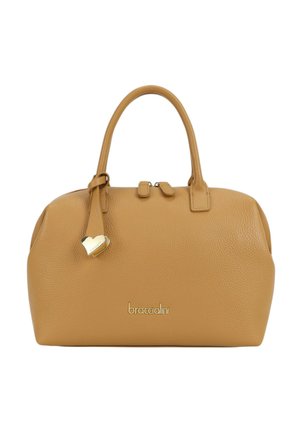 Borsa a mano in pelle color cuoio con doppi manici, ciondolo dorato a forma di cuore e logo "braccialini" sulla parte frontale.