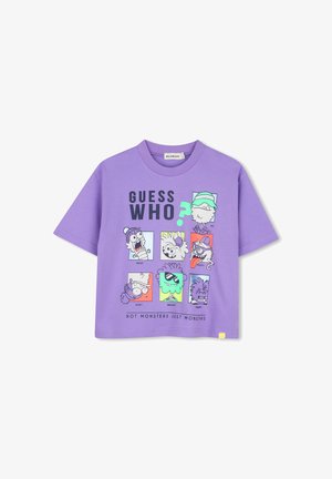 Paarse T-shirt met korte mouwen met cartoon-monstergesichten en tekst "Guess Who? Not Monsters Just Monstars" op de voorkant.
