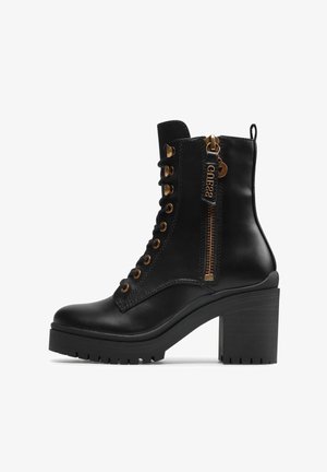 Zwarte leren enkellaarsjes met een stevige blokhak, gouden oogjes en een zijrits, met gestructureerde oppervlakken en een profielzool.