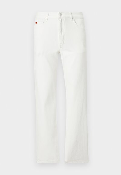 Λευκά τζιν σε ίσια γραμμή με μπροστινό κουμπί, φερμουάρ, θηλιές για ζώνη και σχέδιο με πέντε τσέπες σε απλό φόντο.
