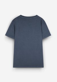 Tricou cu mânecă scurtă, guler rotund, de culoare bleumarin, confecționat din bumbac moale. Prezintă o textură netedă, cu o croială dreaptă și tiv standard.