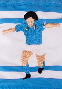 Geborduurd figuur in een lichtblauw shirt met Italiaanse vlaggen, witte shorts en blauwe sokken, tegen een gestreepte blauw-witte achtergrond.
