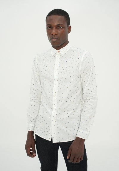 Chemise blanche à boutons avec une impression de lettres multicolores en petit motif. Elle possède un col standard et des manches longues, avec une silhouette ajustée.