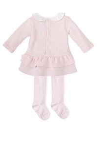Vestido de punto rosa con un dobladillo de volantes en capas y cuello blanco, con mangas largas y medias rosas a juego. Diseño de tela texturizada.