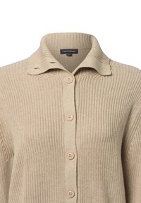 Beige gebreide cardigan met een kraag, vijf knopen en geribbelde textuur. Etiket zichtbaar binnen de kraag met maatlabel.