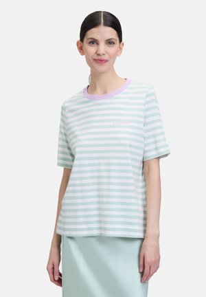 Gestreiftes T-Shirt in Pastellgrün und Weiß, mit kurzen Ärmeln, einem runden lavendelfarbenen Kragen und "ciao!" in Rosa gestickt.
