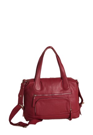 Rote Lederhandtasche mit doppelten oberen Griffen, vorderen Reißverschlusstaschen und verstellbarem Schultergurt auf weißem Hintergrund.