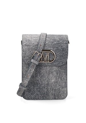 Grijze gestructureerde crossbodytas met verstelbare riem en metalen "MD" logo gesp op de voorslag.