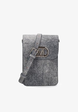Sac bandoulière gris texturé avec une sangle réglable et une boucle métallique avec le logo « MD » sur le rabat avant.