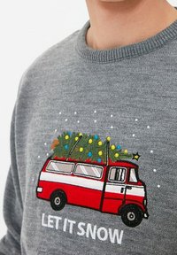 Pullover grigio con un furgone vintage rosso e bianco con un albero di Natale e ornamenti colorati sopra; testo "LASCIALO NEVICARE" sotto.