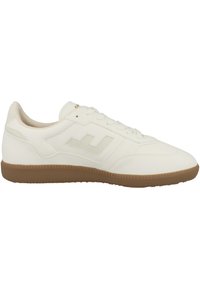 Vit lädersneaker med gummisulor, släta snören och tonalt logotypdetalj på sidan. Slät textur med minimalistisk design.