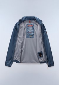 Marine windbreaker jas met een grijze gaasvoering, voorzien van een oranje rits, logo patch en waslabel op de binnenstof.