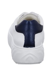 Sneaker bianco con un accento testurizzato sul tallone in blu navy, forma arrotondata, tomaia in pelle liscia e suola in gomma con un motivo ondulato.