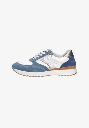 Lage sneaker van blauw suède, witte leren panelen, zilveren accenten, witte veters, zijrits, kurken tussenzool en geribbelde rubberen buitenzool.