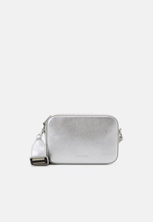 Sac bandoulière rectangulaire texturé argenté avec bandoulière réglable et fermeture éclair sur un fond clair uni.
