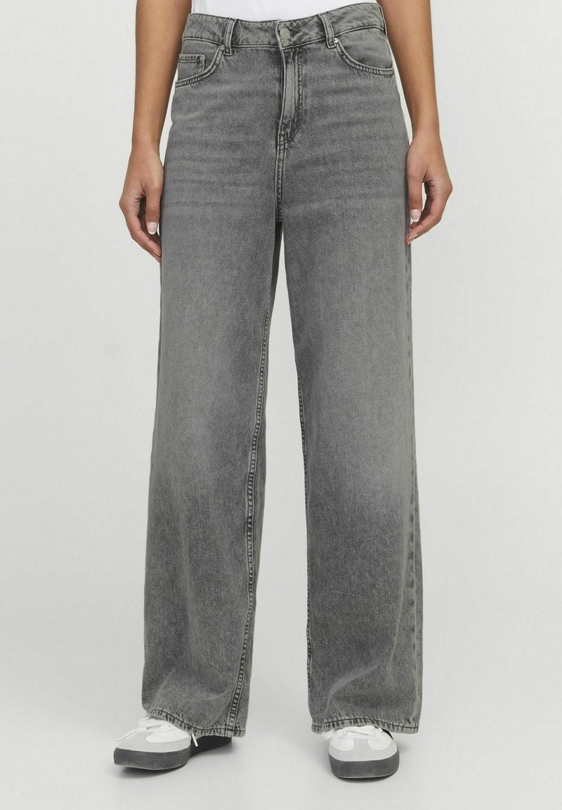 Plačios kojos džinsai iš blekto pilko džinsinio audinio, turintys aukštą liemenį, klasikinį penkių kišenių dizainą ir lengvą ištrynimą ant apačios.