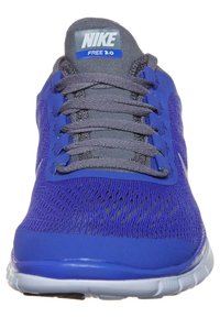 Baskets Nike Free 3.0 de couleur violette vive. Tige en mesh avec des lacets gris ton sur ton et un col rembourré. Dispose d'une semelle en caoutchouc blanc flexible.