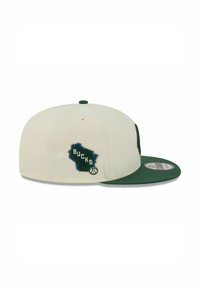 Cremefarbener Baseballcap mit grünem Schirm. Zeigt eine blau-schwarze, gestickte Umrisskarte des Bundesstaates Wisconsin und das "BUCKS"-Logo an der Seite.
