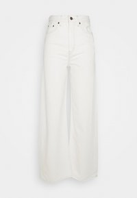 Jeans de denim blanco de pierna ancha con una cintura alta, que cuentan con cinco bolsillos, detalles de costura y un cierre con botón en la parte frontal. Textura suave.