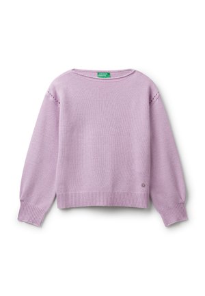 Malvenfarbener Langarm-Strickpullover mit gerippten Bündchen und Saum, rundem Ausschnitt und kleinem metallischen Logo nahe dem Saum.