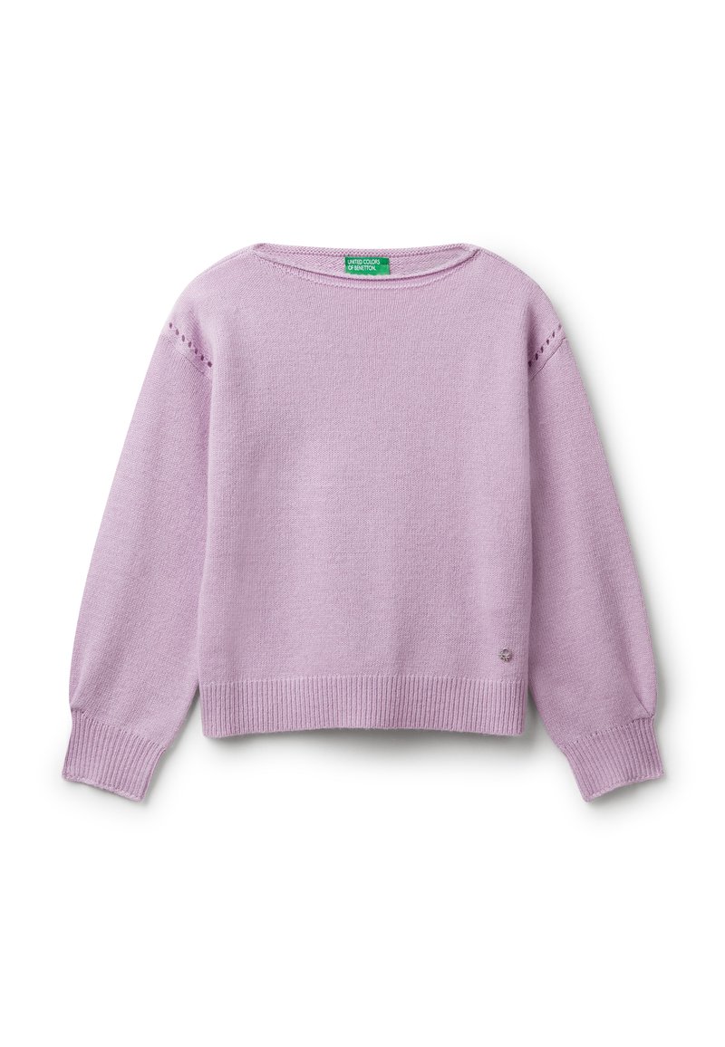Maglione rosa chiaro a maniche lunghe in lavorazione a maglia con polsini e orlo a costine, scollatura tonda e piccolo logo metallico vicino all'orlo.