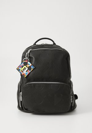 Sac à dos noir avec des motifs en relief de Mickey Mouse, des zippers et un porte-clés Mickey coloré. Comprend plusieurs poches et une finition texturée.