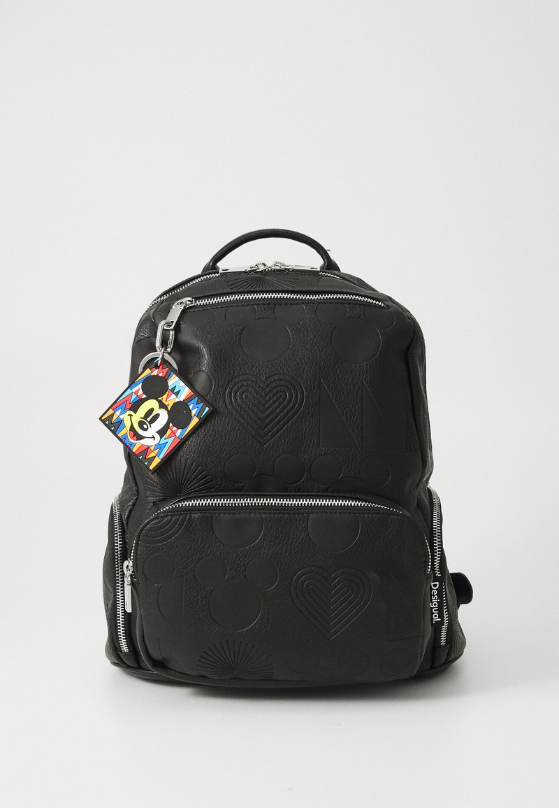 Sac à dos noir avec des motifs en relief de Mickey Mouse, des zippers et un porte-clés Mickey coloré. Comprend plusieurs poches et une finition texturée.