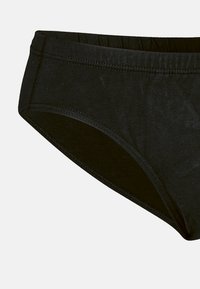 Svarta bomullsunderkläder med en slät textur, med en elastisk midja och en sömlös design. Inga synliga mönster eller accenter.