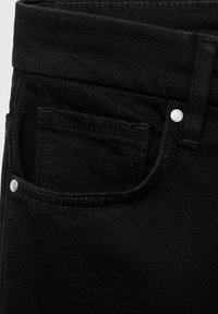 Jeans in denim nero con tasca frontale con cuciture visibili, bottone in metallo argentato e texture liscia.