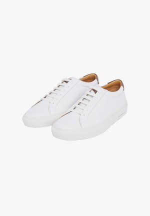 Białe skórzane sneakersy o gładkiej fakturze, z okrągłym noskiem, sznurowanym zapięciem i brązowym akcentem na pięcie. Gumowa podeszwa.