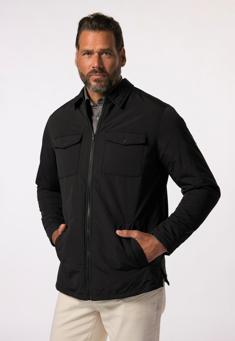 Schwarze, leichte Jacke mit Reißverschluss vorne. Verfügt über zwei Brusttaschen und einen lässigen Schnitt. Glatte Textur und strukturierter Kragen.